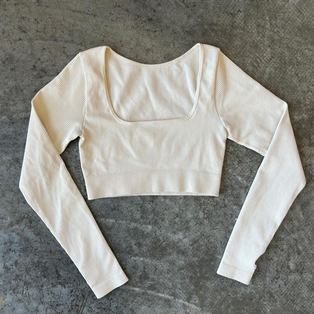 OQQ Women's Cream Long Sleeve Ribbed Activewear Crop Top Medium Workout Gym